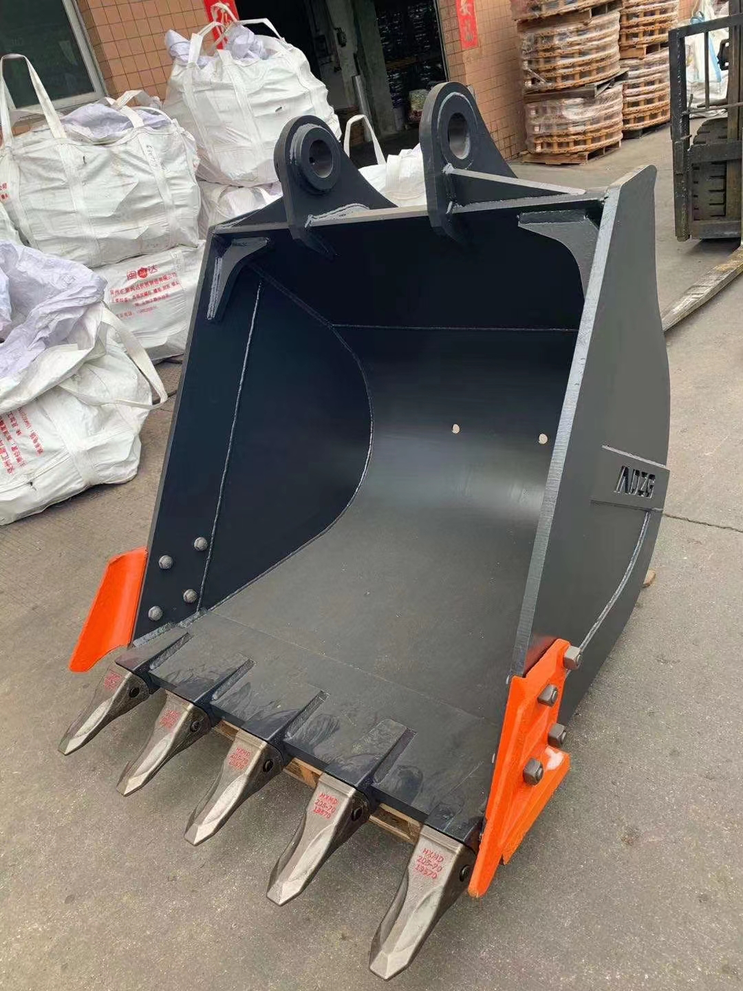 Quais são os diferentes tipos de dentes de caçamba?