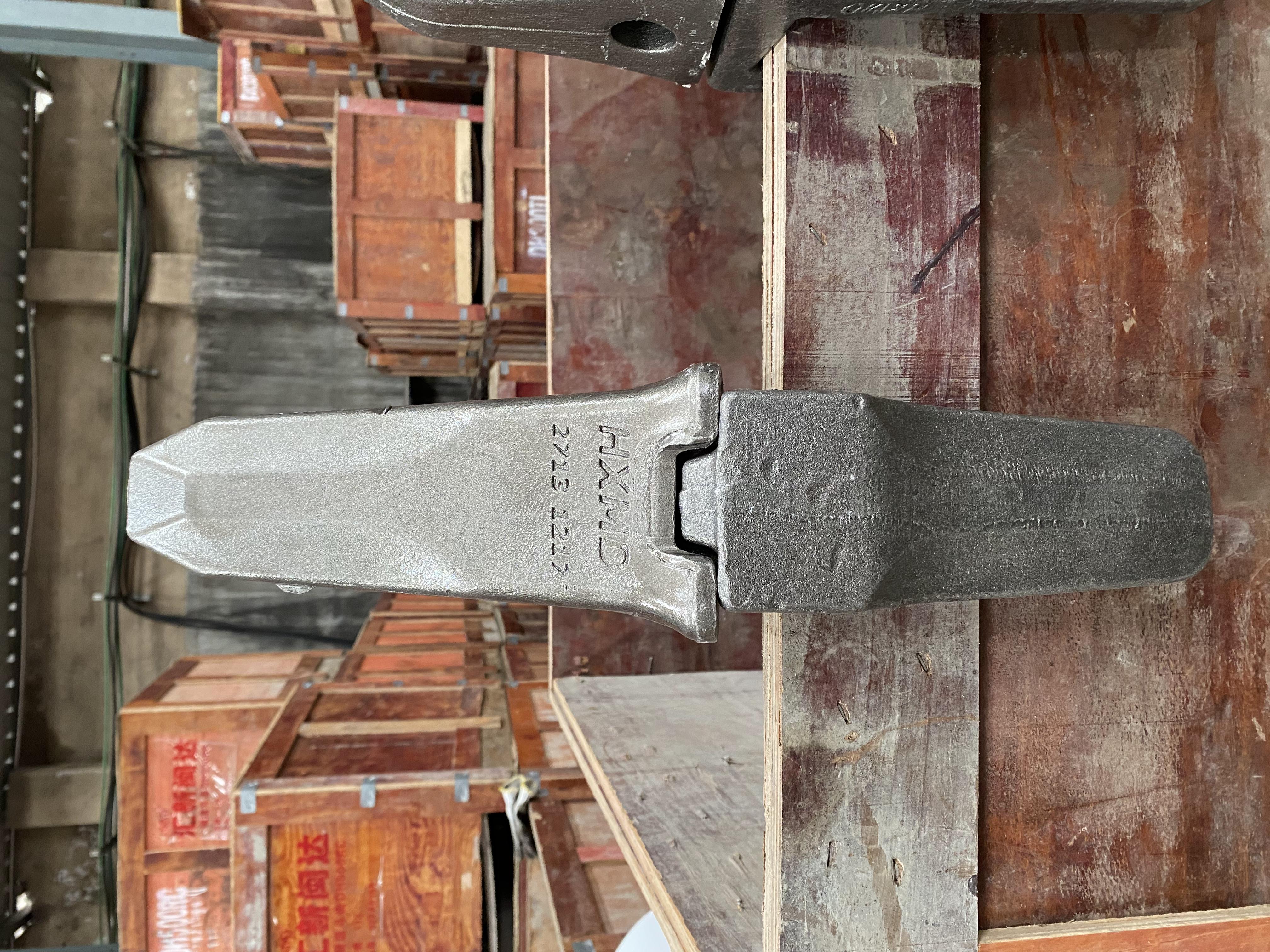 Pouco conhecimento sobre os dentes e o adaptador da caçamba da escavadeira